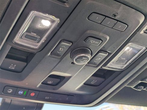 Used 2022 GMC Yukon SLT w/ SLT Premium Package image 17