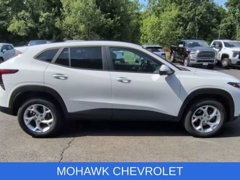 Used 2024 Chevrolet Trax LS w/ LS Convenience Package FWD image 9