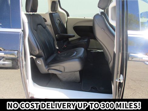 Used 2020 Chrysler Pacifica Touring-L FWD image 11