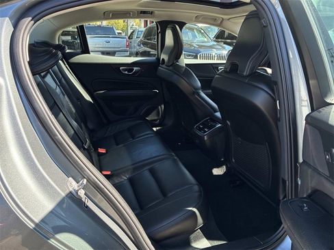 Used 2021 Volvo S60 T5 Inscription image 11