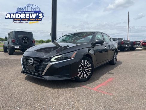 Used 2024 Nissan Altima 2.5 SV image 1