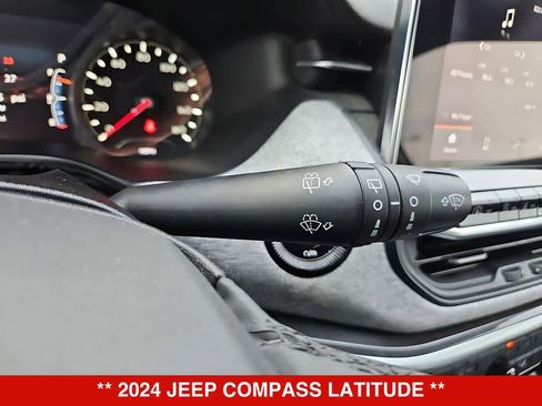 Used 2024 Jeep Compass Latitude AWD/4WD image 30