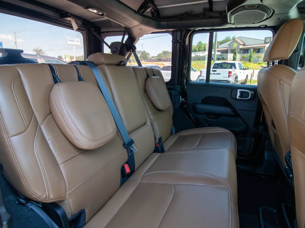 Used 2023 Jeep Wrangler Unlimited Sahara AWD/4WD image 17