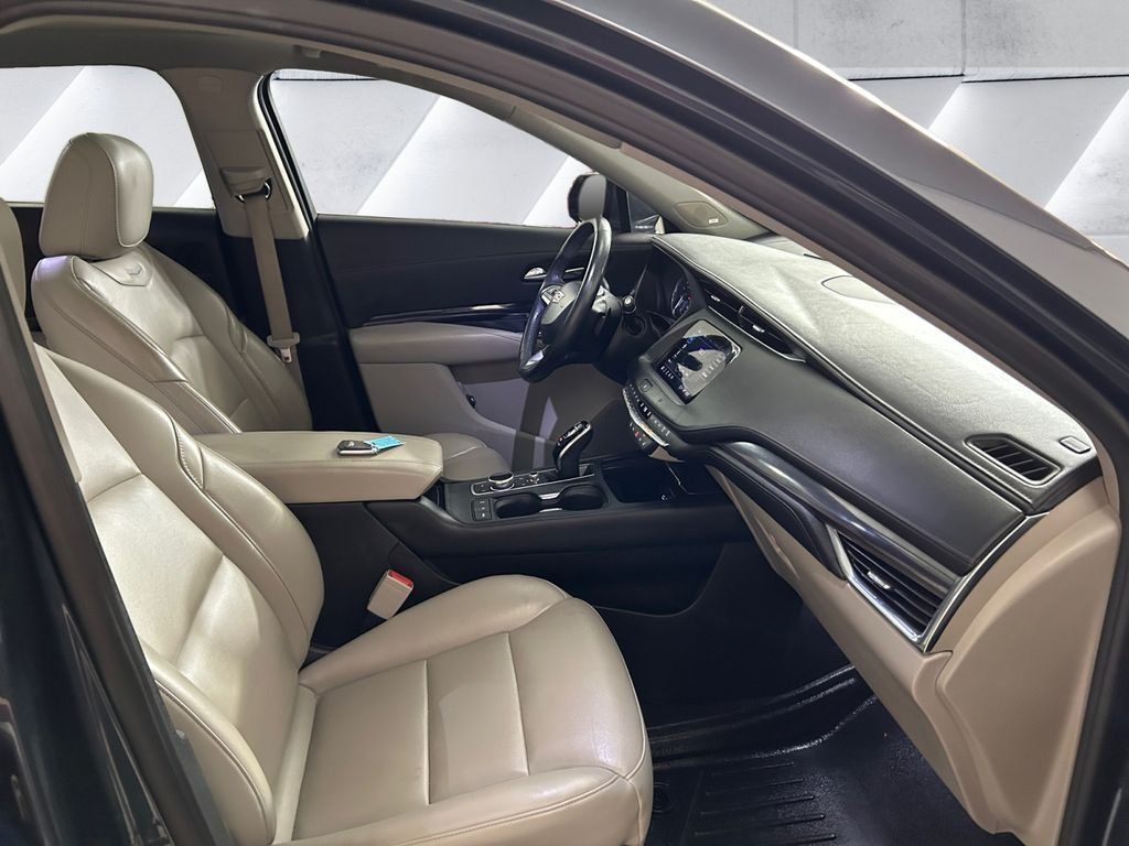 Used 2021 Cadillac XT4 Luxury w/ Cold Weather Package FWD image 13