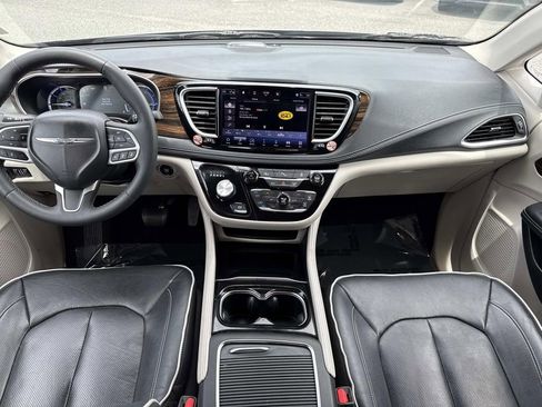 Used 2023 Chrysler Pacifica Limited FWD image 20