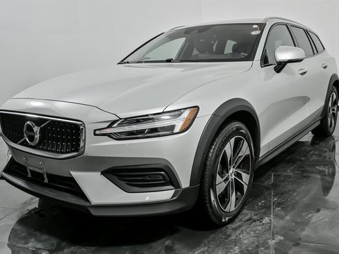 Used 2020 Volvo V60 T5 Cross Country w/ Protection Package Premier image 5