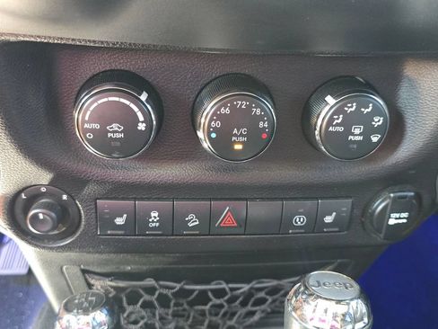 Used 2018 Jeep Wrangler Unlimited Sahara AWD/4WD image 31