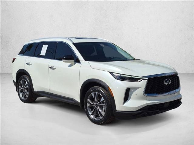 Used 2023 INFINITI QX60 Luxe w/ Vision Package FWD image 3