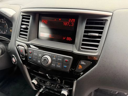 Used 2014 Nissan Pathfinder S image 12