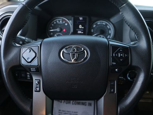Used 2022 Toyota Tacoma TRD Off-Road image 16