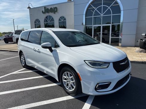 Used 2023 Chrysler Pacifica Touring-L FWD image 2