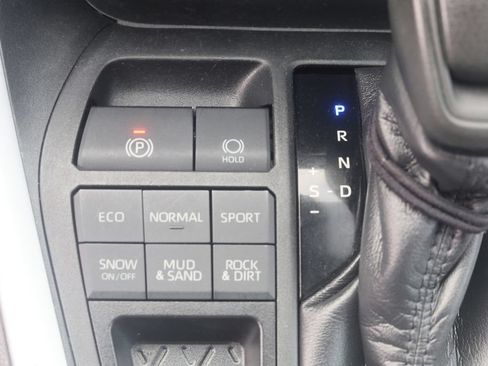 Certified 2020 Toyota RAV4 XLE w/ Convenience Package AWD/4WD image 6