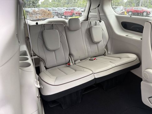 Used 2020 Chrysler Pacifica Limited w/ Advanced Safetytec Group FWD image 42