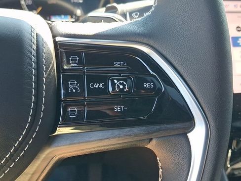 Used 2024 Jeep Grand Cherokee Overland w/ Luxury Tech Group IV AWD/4WD image 24