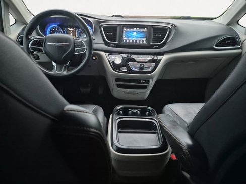Used 2020 Chrysler Pacifica Touring-L image 3