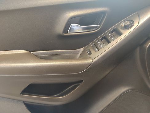 Used 2018 Chevrolet Trax LT w/ LT Convenience Package FWD image 27