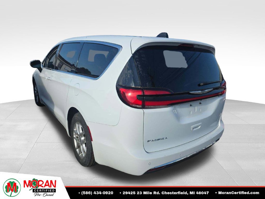 Used 2023 Chrysler Pacifica Touring-L FWD image 4