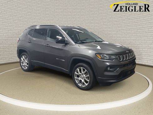 Used 2022 Jeep Compass Latitude image 3