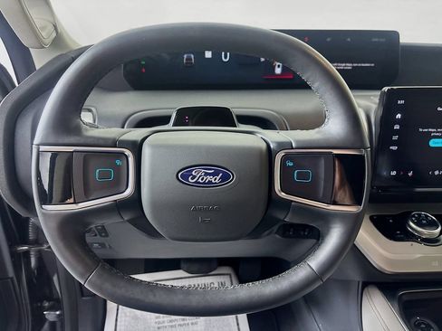 Used 2025 Ford Expedition Active RWD image 12
