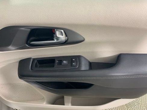 Used 2024 Chrysler Pacifica Touring-L FWD image 34