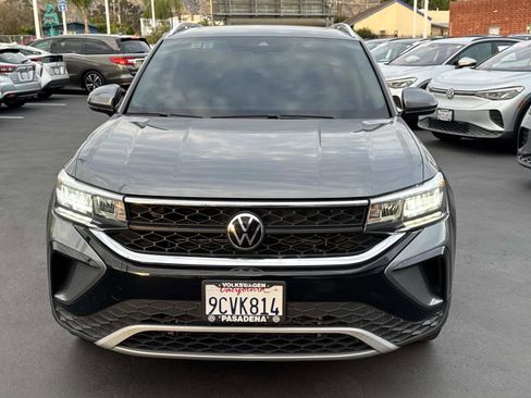 Certified 2022 Volkswagen Taos SE w/ Panoramic Sunroof Package image 2