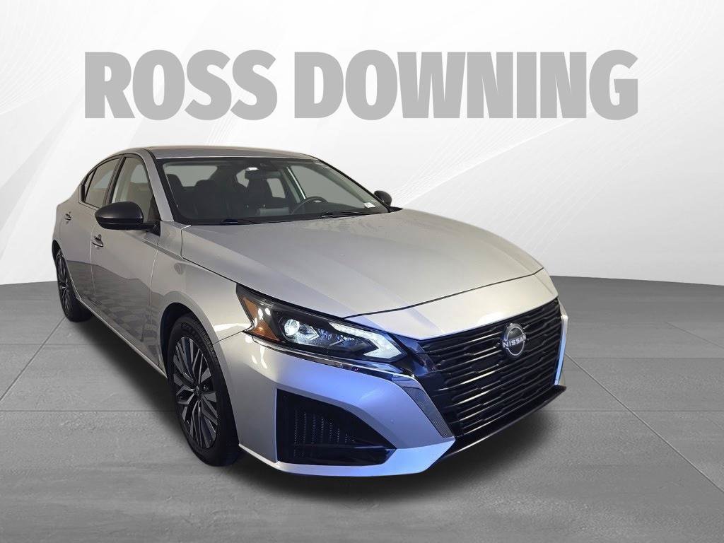 Used 2024 Nissan Altima 2.5 SV FWD image 2
