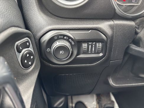 Used 2018 Jeep Wrangler Unlimited Sahara w/ Uconnect 4C Nav & Sound Group image 15