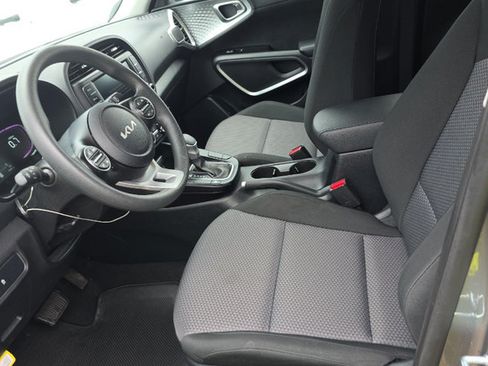 Used 2025 Kia Soul LX w/ LX Technology Package FWD image 7