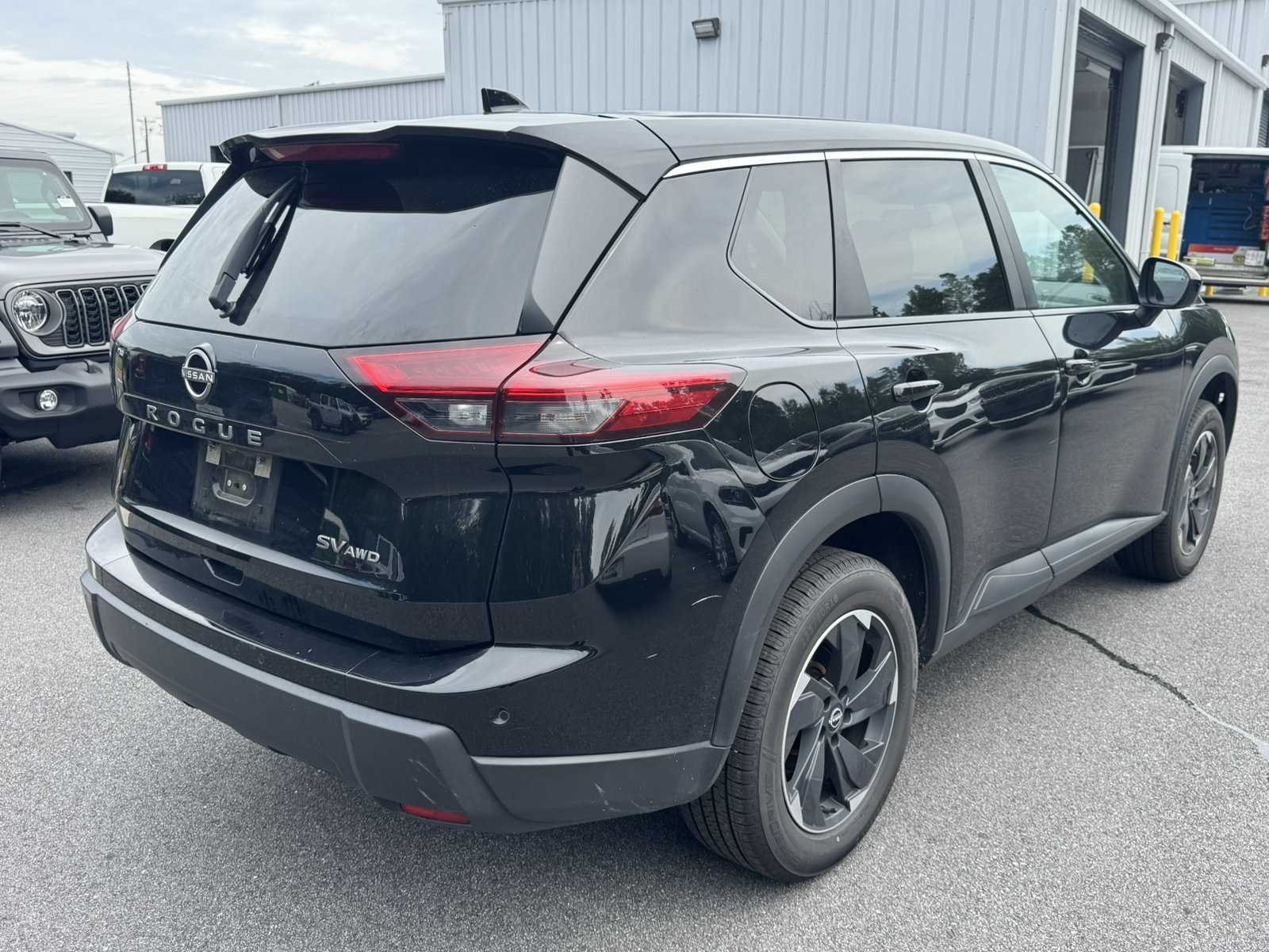Used 2024 Nissan Rogue SV AWD/4WD image 5