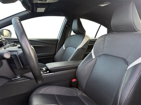 Used 2025 Toyota Camry SE image 9