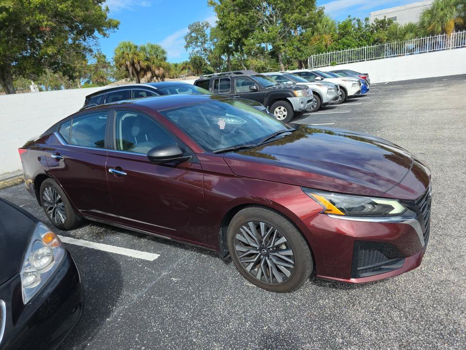 Used 2024 Nissan Altima 2.5 SV FWD image 1
