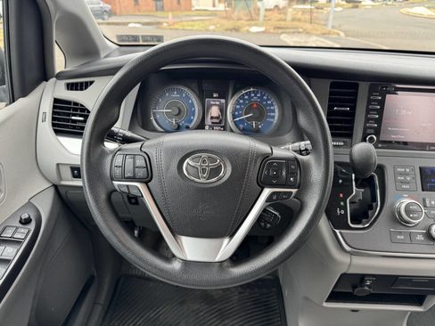 Used 2018 Toyota Sienna LE image 22