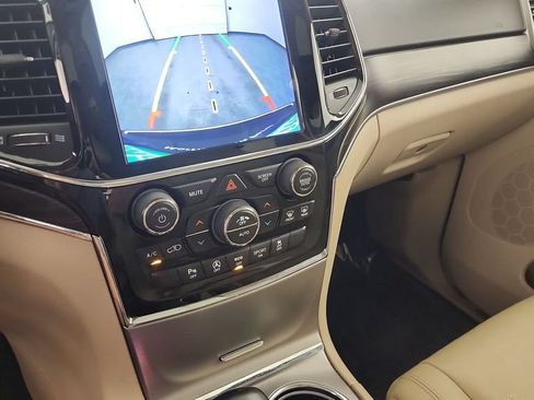 Used 2020 Jeep Grand Cherokee Limited AWD/4WD image 16