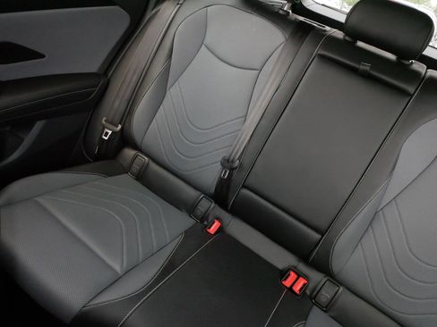 Used 2025 Volkswagen Tiguan SE AWD/4WD image 12