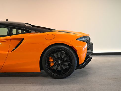 Used 2025 McLaren Artura RWD image 26