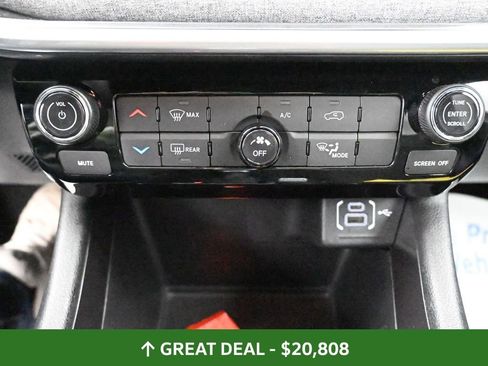 Used 2025 Jeep Compass Latitude image 24