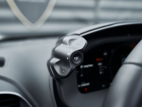 Used 2025 McLaren Artura image 59