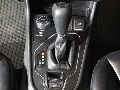 Used 2019 Jeep Cherokee Latitude Plus w/ Cold Weather Group AWD/4WD image 19