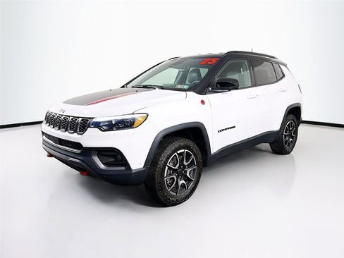 Used 2025 Jeep Compass Trailhawk w/ Trailhawk Elite Group AWD/4WD image 3
