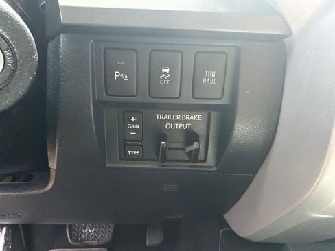 Used 2017 Toyota Tundra SR5 AWD/4WD image 9