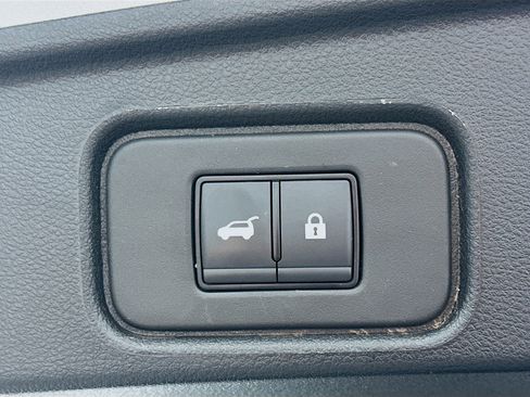 Used 2025 Nissan Pathfinder SV FWD image 30