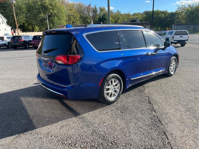 Used 2020 Chrysler Pacifica Touring-L FWD image 7