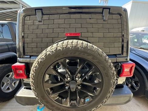 Used 2022 Jeep Wrangler Unlimited Sahara image 5