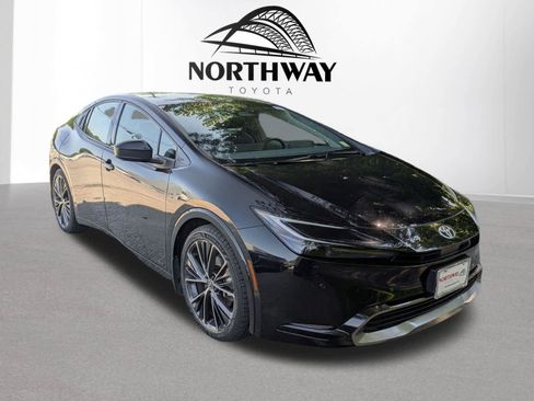 Used 2024 Toyota Prius XLE AWD/4WD image 2