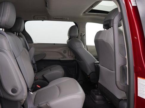 Used 2021 Toyota Sienna XLE AWD/4WD image 14