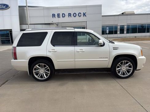 Used 2014 Cadillac Escalade Premium image 2