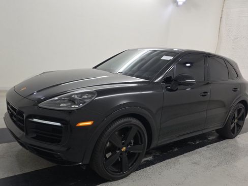 Used 2023 Porsche Cayenne GTS w/ Sport Chrono Package (8LH) AWD/4WD image 2