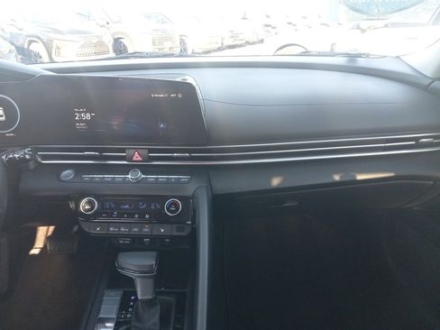 Used 2024 Hyundai Elantra SEL w/ Convenience Package image 3