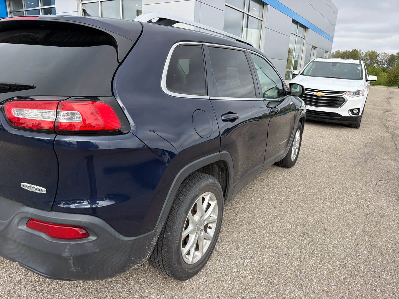 Used 2014 Jeep Cherokee Latitude w/ Cold Weather Group FWD image 5