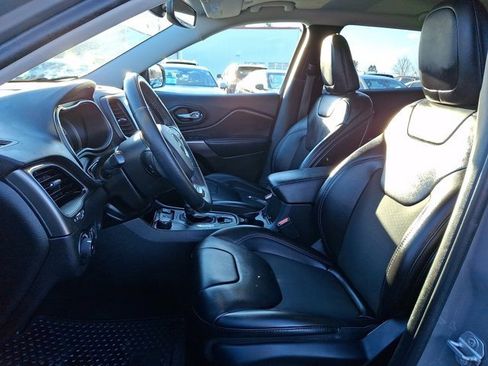 Certified 2019 Jeep Cherokee Latitude Plus w/ Comfort/Convenience Group image 18